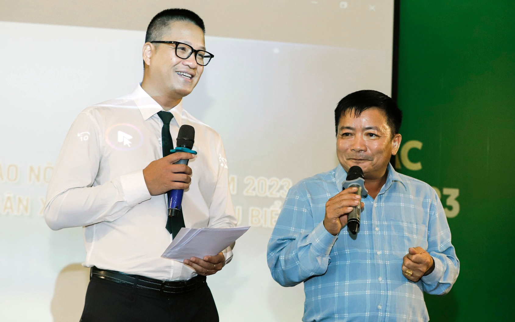 Nông dân Nguyễn Văn Nam, Giám đốc HTX mì Chũ, tỉnh Bắc Giang (phải) chia sẻ tại buổi họp báo.