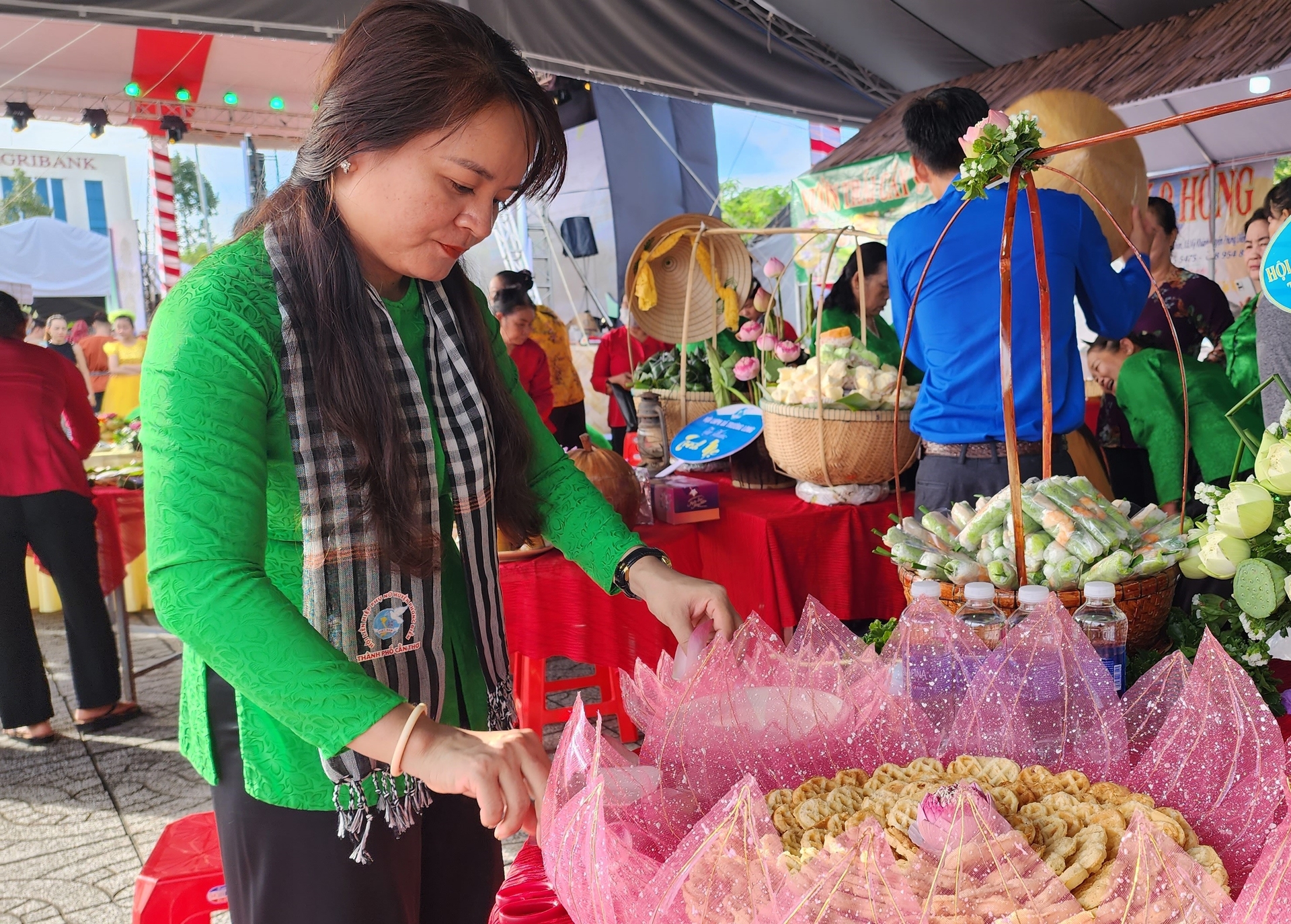 Depending on available resources, local farmers will creatively prepare and present delicious dishes with their unique touch to serve tourists. Photo: Kieu Trang.