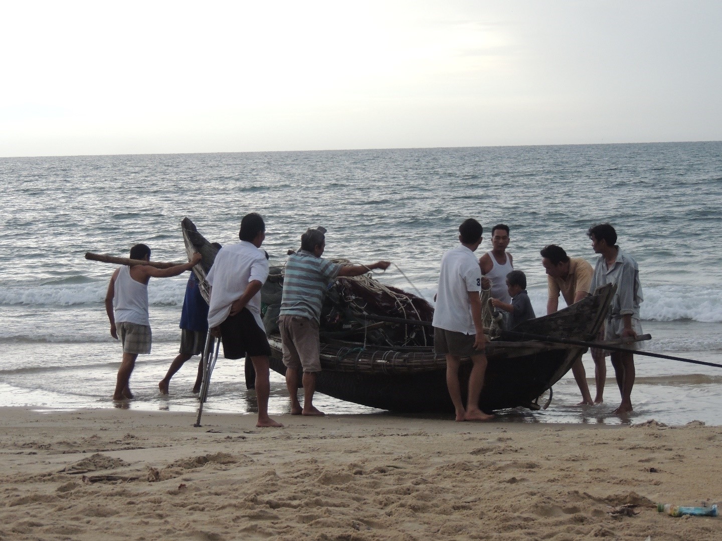 The livelihood of people in Phu Loc - Thua Thien Hue is linked to the sea. Photo: Hai Nam.