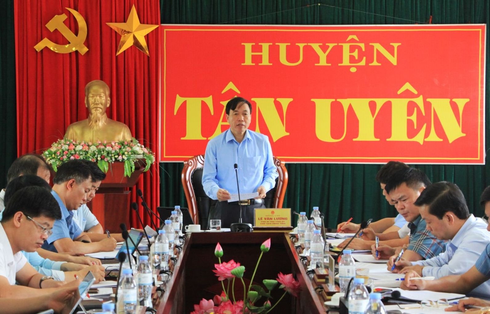 Chủ tịch UBND tỉnh Lai Châu Lê Văn Lương phát biểu tại buổi làm việc với huyện Tân Uyên. Ảnh: C.N.