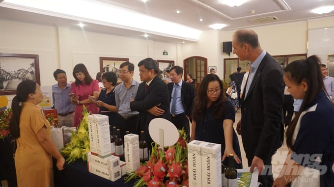 Các HTX sản xuất, kinh doanh thanh long của tỉnh Bình Thuận giới thiệu các sản phẩm từ thanh long với lãnh đạo Bộ NN-PTNT và các tổ chức quốc tế. Ảnh: Nguyễn Thủy.
