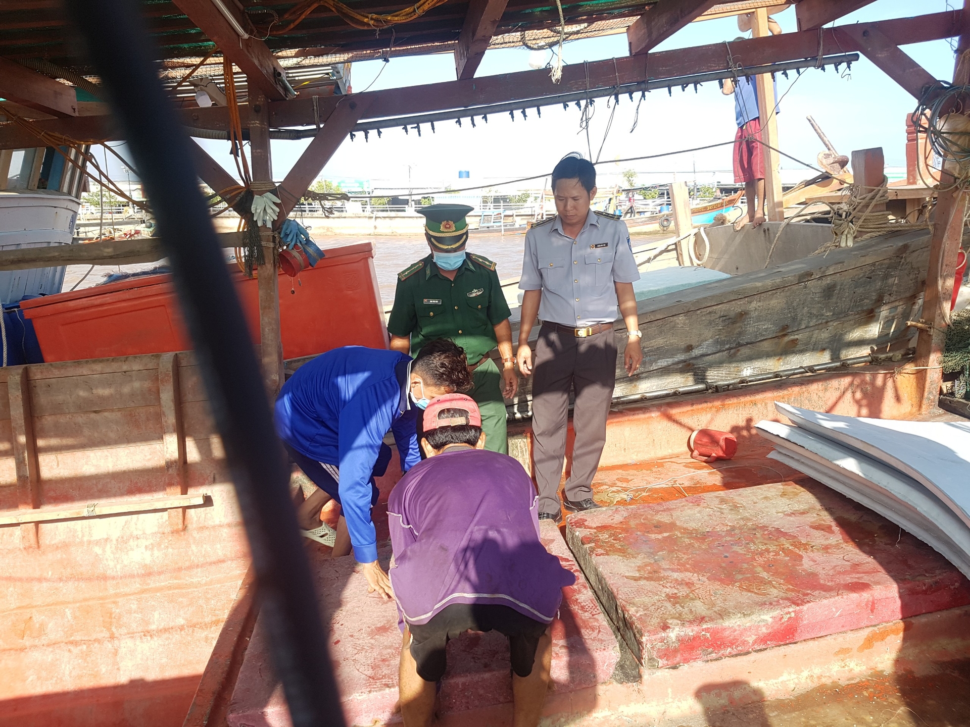 Bộ đội Biên phòng tỉnh Bạc Liêu tuyên truyền pháp luật khai thác thủy sản cho ngư dân. Ảnh: Trọng Linh.
