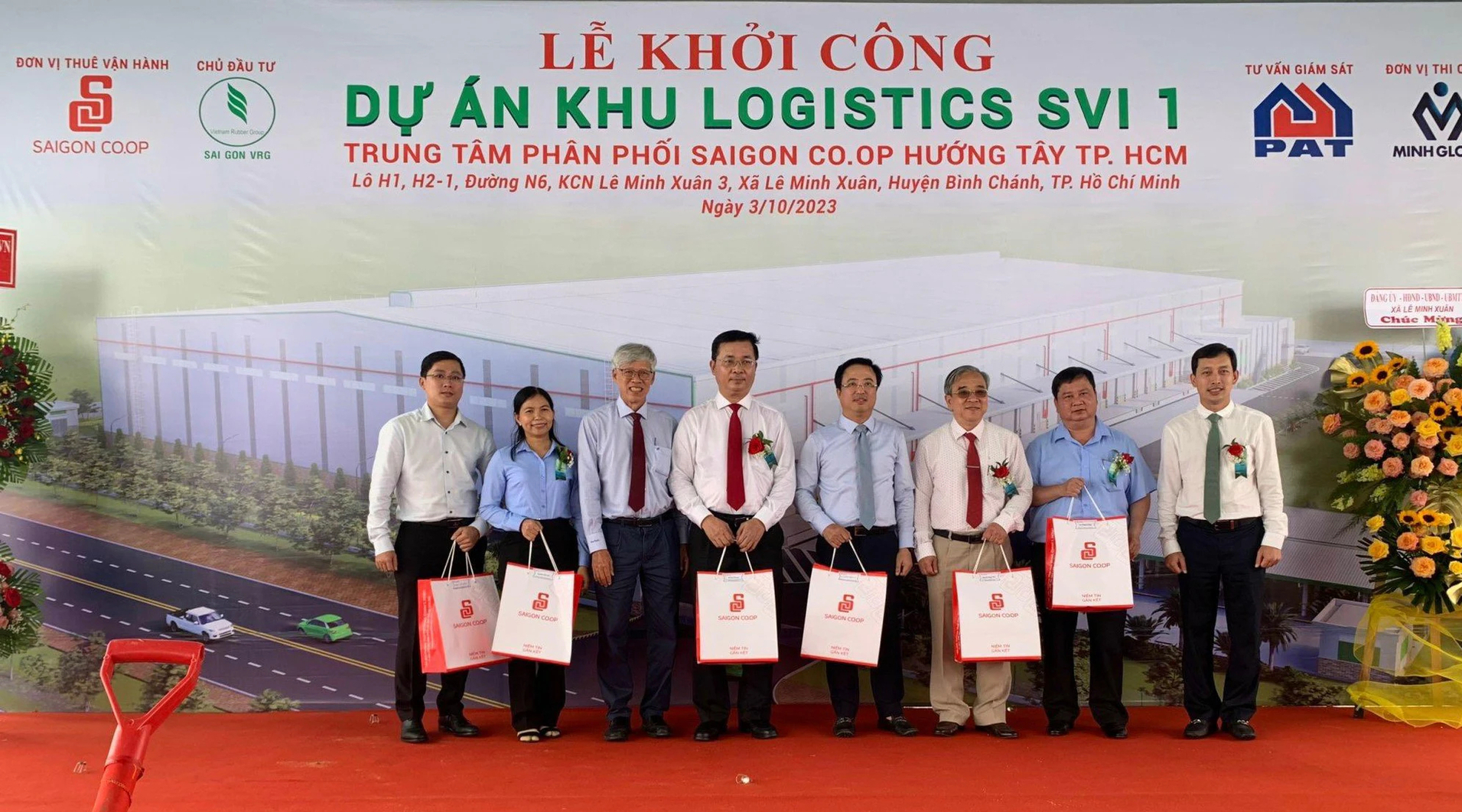 Ông Vũ Anh Khoa, Chủ tịch HĐQT Saigon Co.op (ngoài cùng bên phải) trao quà lưu niệm cho các đại biểu đến dự lễ khởi công. Ảnh: Saigon Co.op.