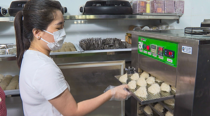 Applying freeze-drying technology helps improve the quality of bird's nest products at Quoc Tin Bird's Nest Company Limited. Photo: Kim Anh.