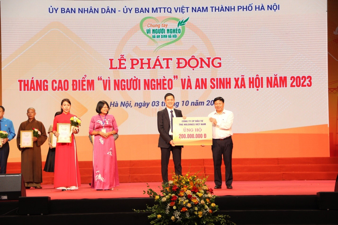 Đại diện Tập đoàn TNG Holdings Vietnam trao số tiền ủng hộ cho đại diện Ủy ban MTTQ Việt Nam TP Hà Nội.