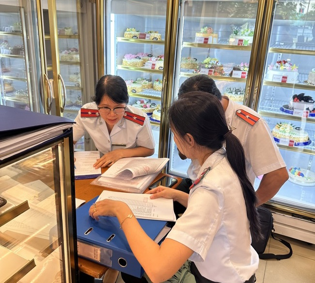 Đoàn kiểm tra về an toàn thực phẩm tại cửa hàng bánh Givral trên đường Xô Viết Nghệ Tĩnh, quận Bình Thạnh. 