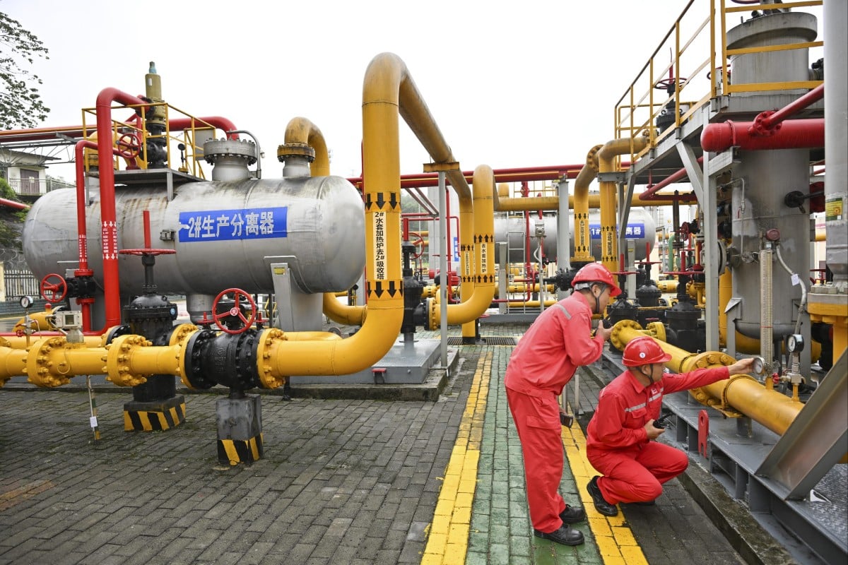 Các kỹ sư Sinopec kiểm tra thiết bị tại một cơ sở LNG ở Trùng Khánh, Trung Quốc. Ảnh: Xinhua.