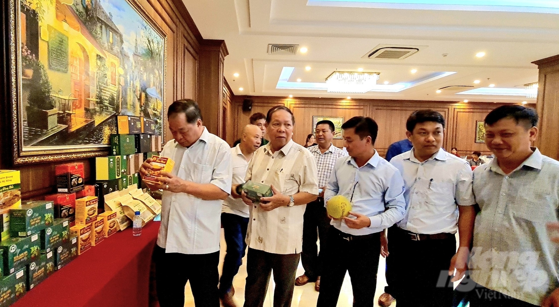 Các đại biểu tham quan sản phẩm nông nghiệp hữu cơ, nông nghiệp tốt của tỉnh Tuyên Quang. Ảnh: Đào Thanh.