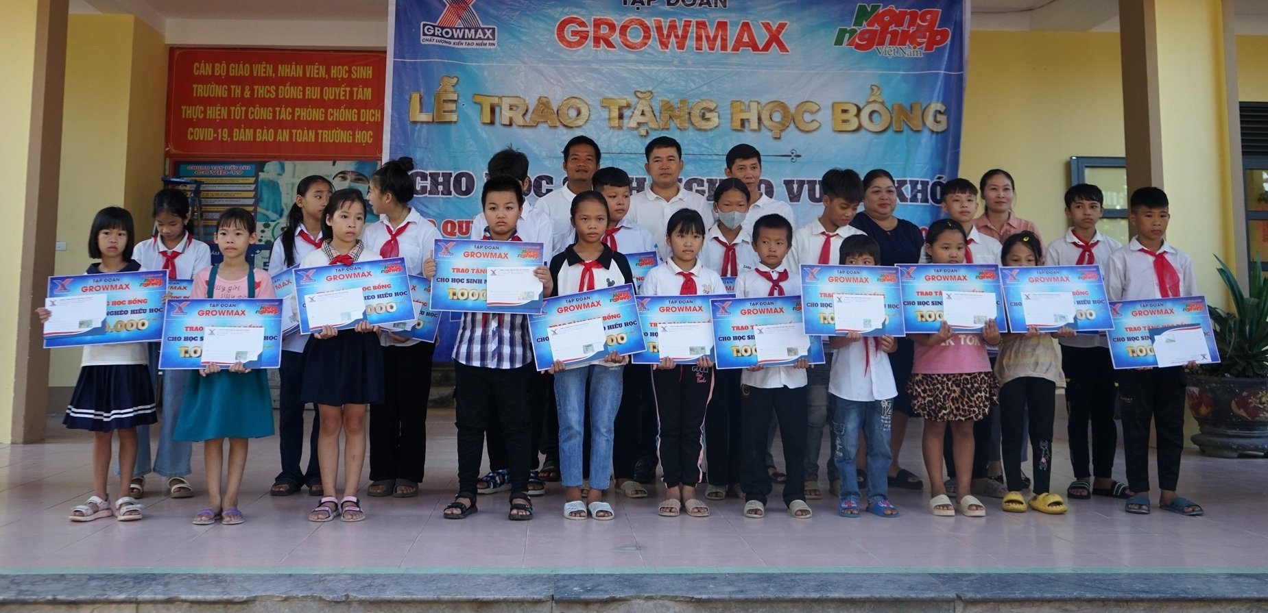 Những học sinh có hoàn cảnh khó khăn vươn lên học giỏi tại trường Tiểu học và THCS Đồng Rui được nhận học bổng do Quỹ Khuyến học GrowMax hỗ trợ.