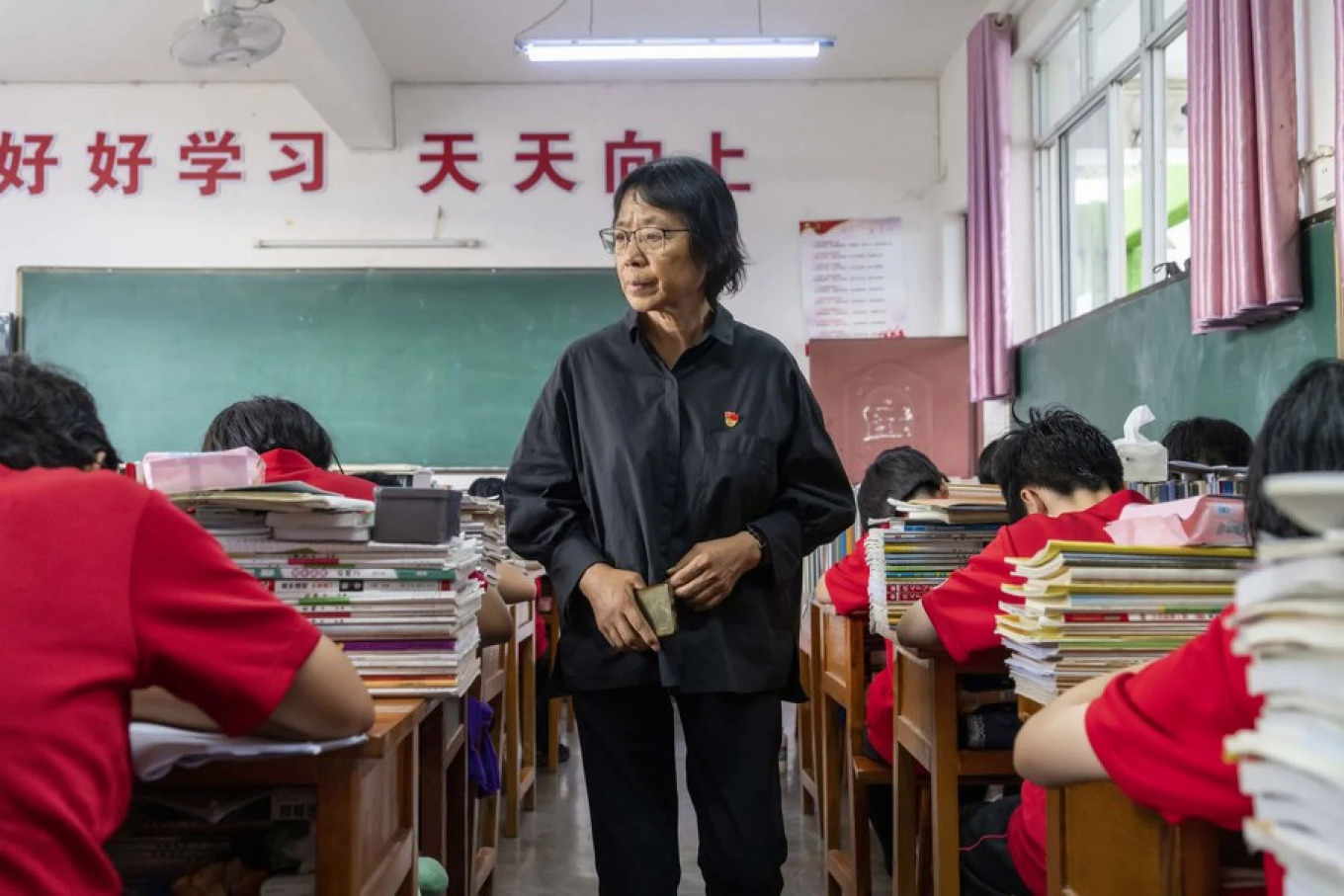 Bà Trương Quế Mai trông các học sinh học ca tối tại Trường Trung học Nữ sinh Hoa Bình, huyện Hoa Bình, thành phố Lệ Giang, tây nam Trung Quốc. 