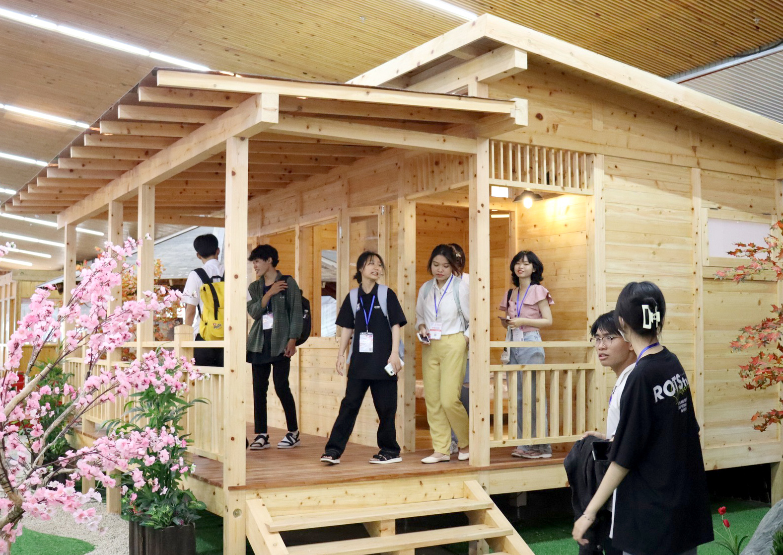 Young customers visiting a wooden house model at TavicoHome Viefurn 365. Photo: Son Trang.