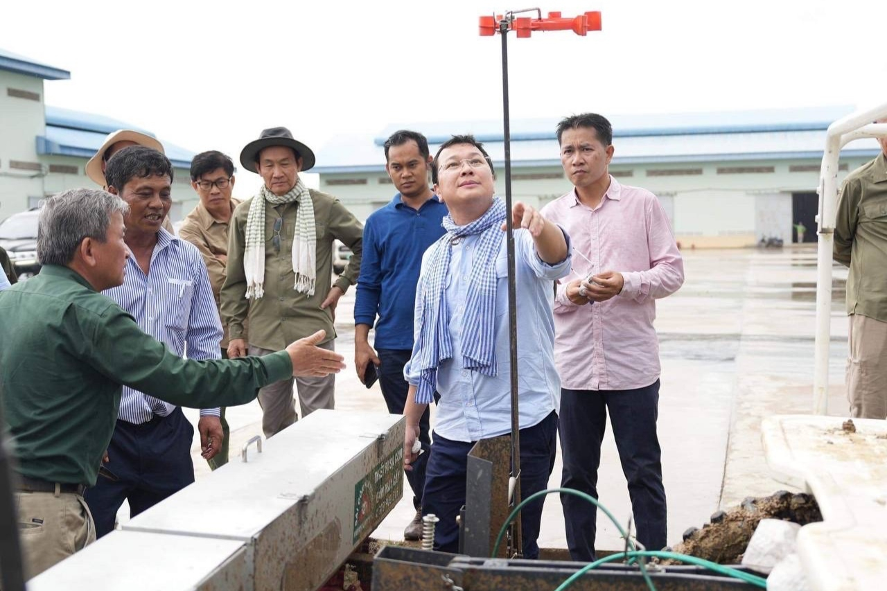 Bộ trưởng Bộ Nông Lâm Ngư nghiệp Campuchia Dith Tina tham khảo máy sạ cụm.