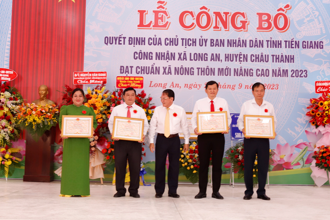 Nhiều cá nhân, tập thể được trao tặng bằng khen vì đã có thành tích đóng góp xây dựng xã Long An đạt chuẩn NTM nâng cao. Ảnh: Minh Đảm.