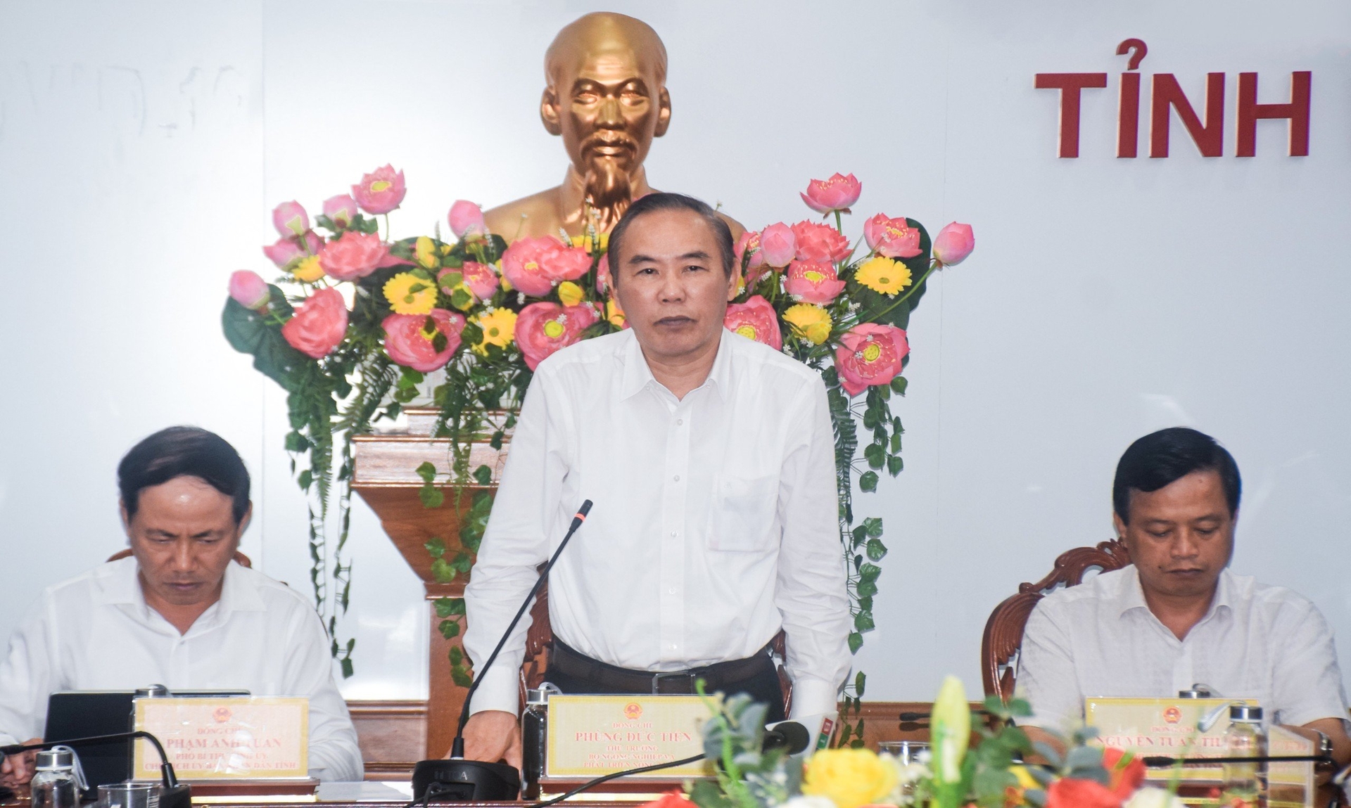 Deputy Minister of Agriculture and Rural Development Phung Duc Tien proposed that in the coming days, Binh Dinh should strengthen the management of fishing vessels entering and leaving the port. Photo: V.D.T.