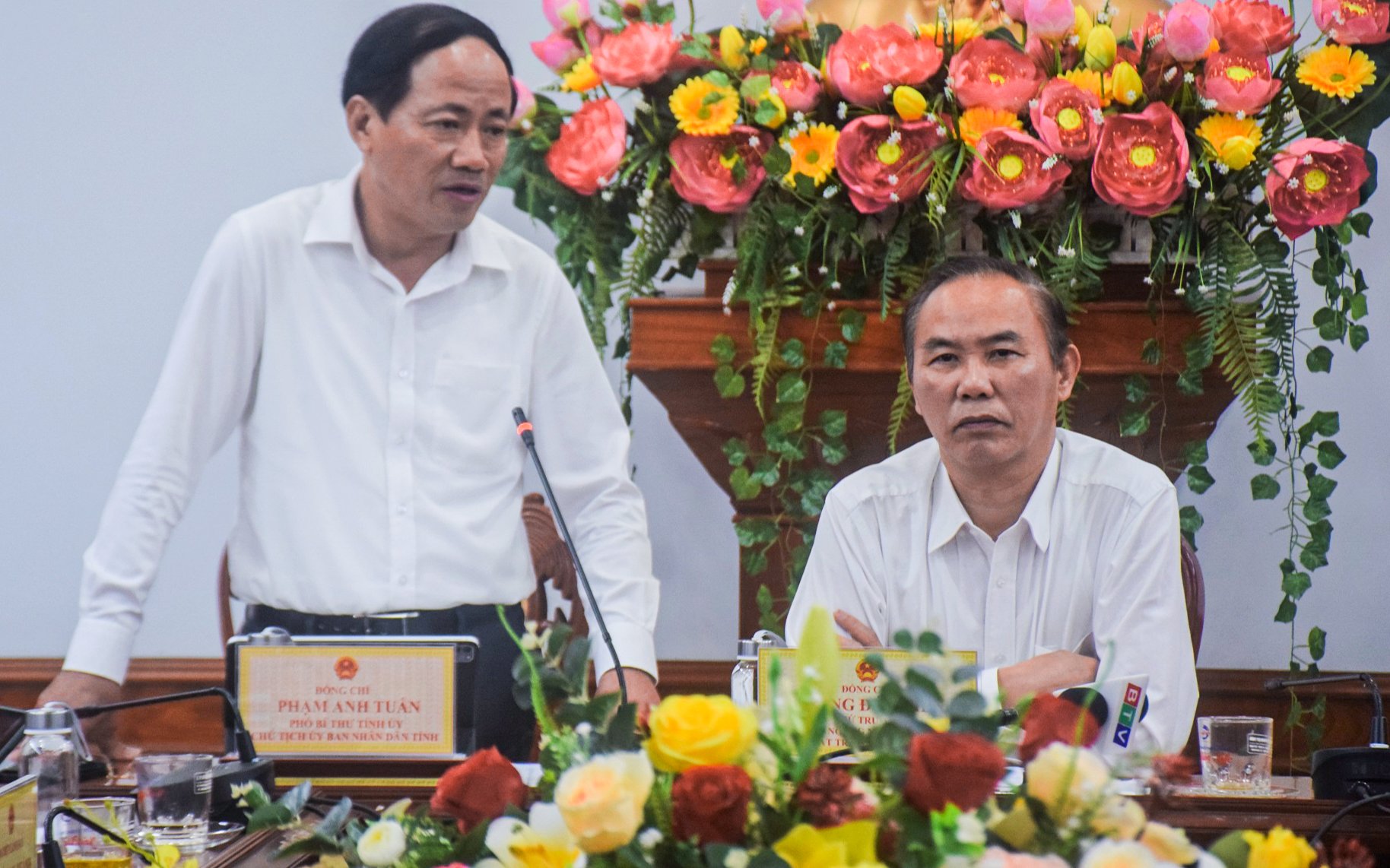 Ông Phạm Anh Tuấn (bên trái), Chủ tịch UBND tỉnh Bình Định đề nghị đoàn công tác của Bộ NN-PTNT giúp cho ngành chức năng tỉnh này khắc phục những khiếm khuyết. Ảnh: V.Đ.T.