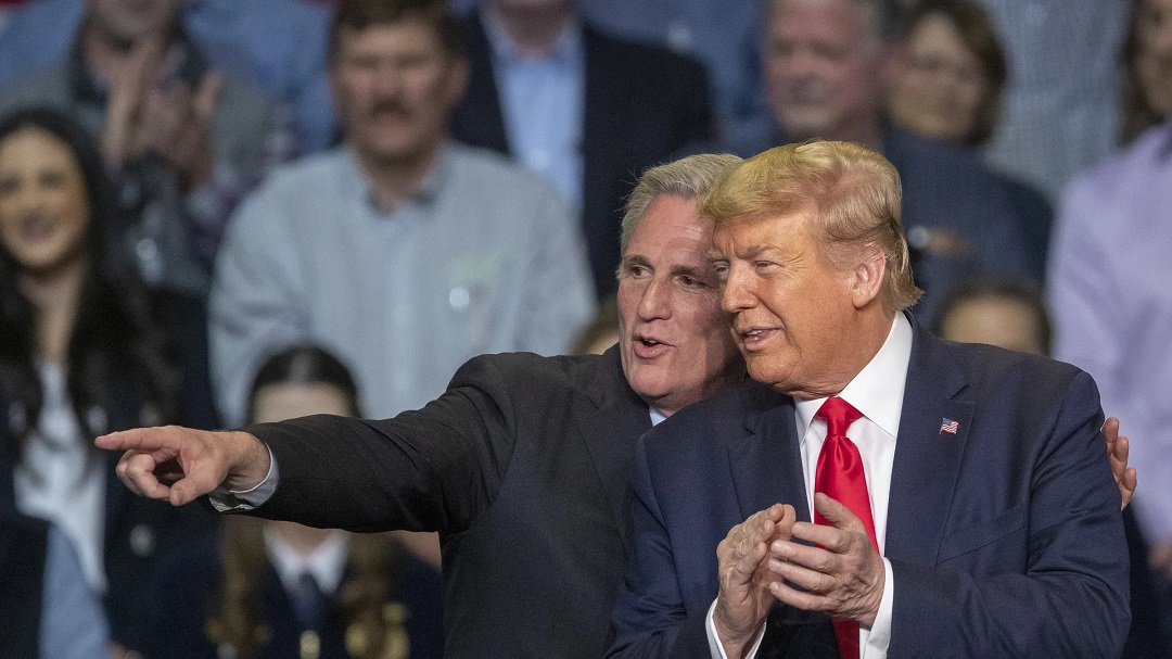 Cựu Chủ tịch Hạ viện Kevin McCarthy và cựu Tổng thống Donald Trump trong chiến dịch tranh cử hồi năm 2020. Ảnh: Axios.