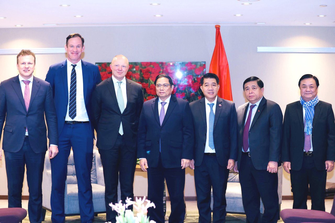 Thủ tướng Phạm Minh Chính chụp ảnh cùng lãnh đạo De Hues và Hùng Nhơn trong chuyến viếng thăm Hà Lan. 