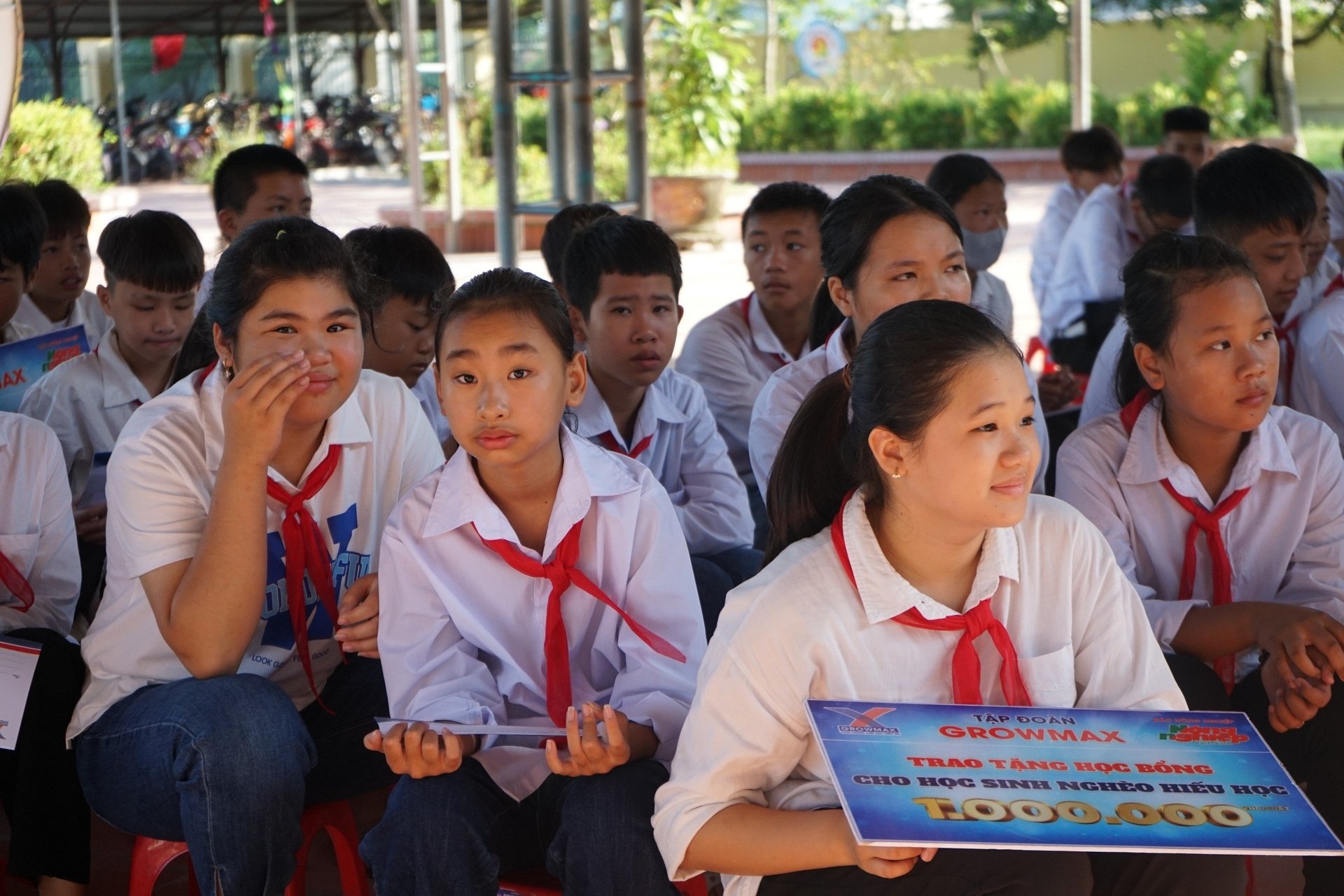 Một em học sinh trường Tiểu học và THCS Đồng Rui vui mừng nhận phàn quà
