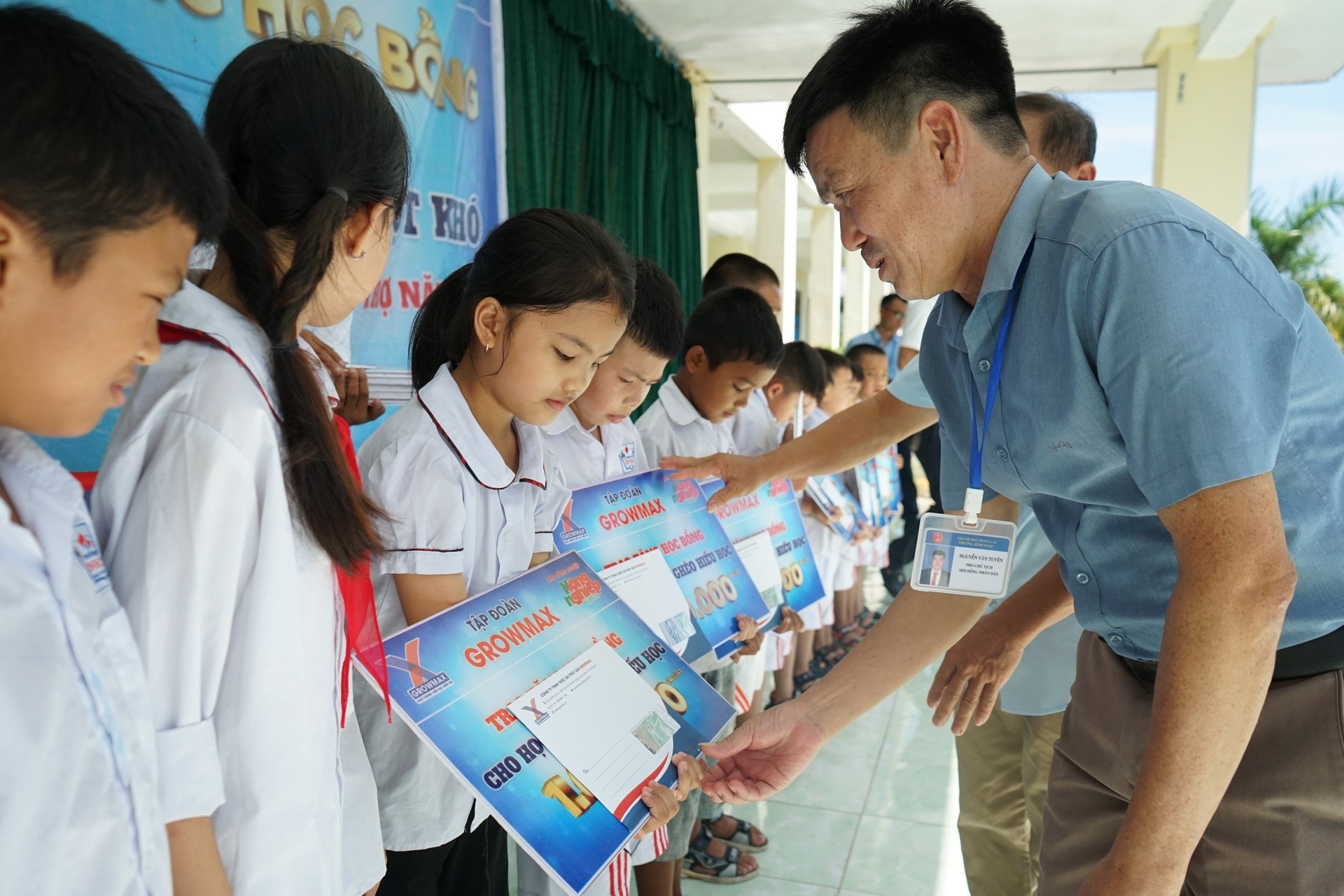 Lãnh đạo phường Bình Ngọc đến dự và trao quà cho các em học sinh