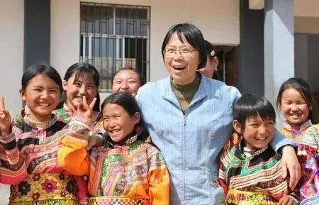 Bà Trương cùng các trẻ em tại Nhà phúc lợi gia đình trẻ em Hoa Bình.