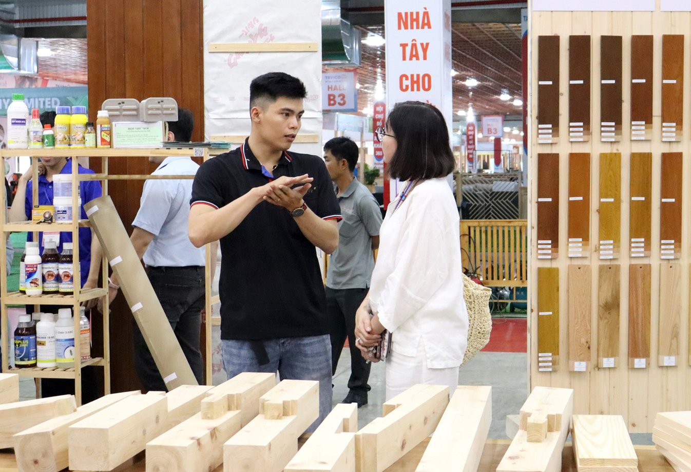 Customer service staff engaging in product discussions with customers at TavicoHome Viefurn 365. Photo: Son Trang.