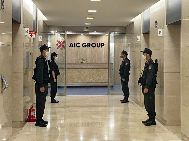 Lực lượng CSCĐ làm nhiệm bảo vệ trong quá trình khám xét tại trụ sở Công ty AIC tại Hà Nội. Ảnh: Phạm Kiên/TTXVN.