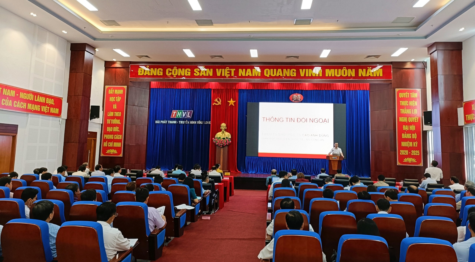 Trên 200 đại biểu là lãnh đạo các sở, ban, ngành tỉnh Vĩnh Long được trang bị kỹ năng thông tin, phát ngôn cho báo chí. Ảnh: Ban Tuyên giáo Vĩnh Long.