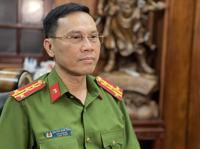 Đại tá Nguyễn Minh Tuấn - Phó Giám đốc, Thủ tưởng Cơ quan Cảnh sát điều tra Công an tỉnh Lạng Sơn, trao đổi với nhóm phóng viên.