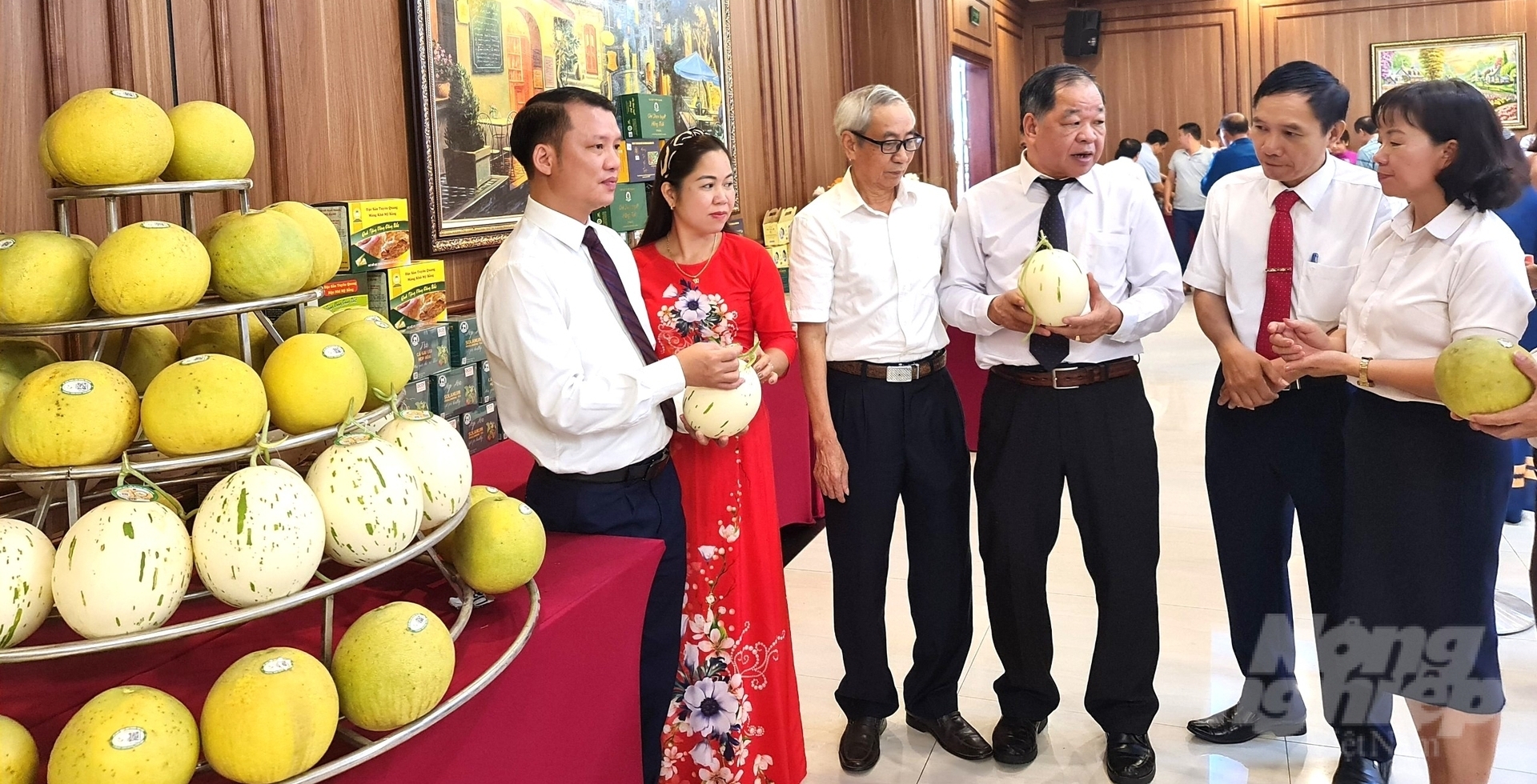Các đại biểu tham quan sản phẩm nông nghiệp tiêu biểu của tỉnh Tuyên Quang. Ảnh: Đào Thanh.