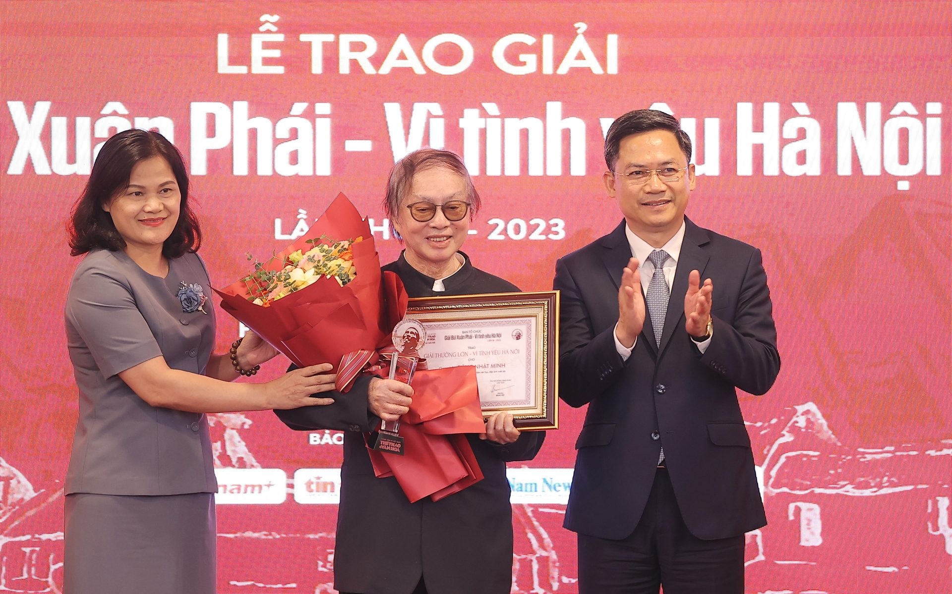 Đạo diễn Đặng Nhật Minh nhận Giải thưởng Lớn - Vì tình yêu Hà Nội. Ảnh: Hòa Nguyễn.
