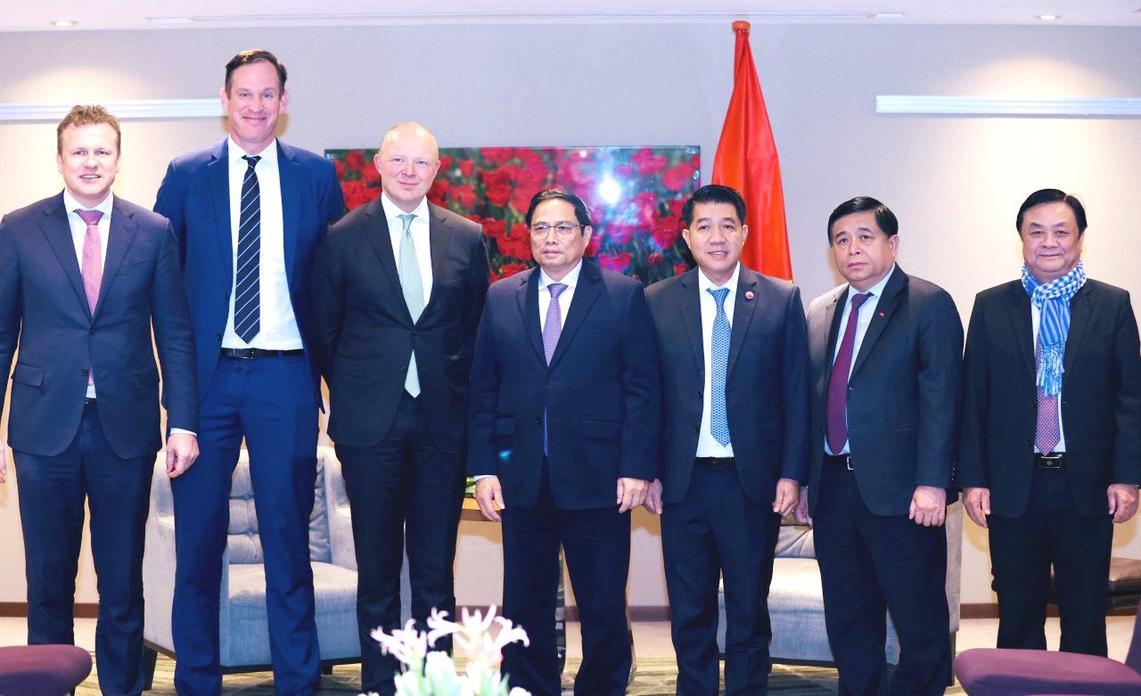 Prime Minister Pham Minh Chinh took a photo with leaders De Hues and Hung Nhon during his visit to the Netherlands.