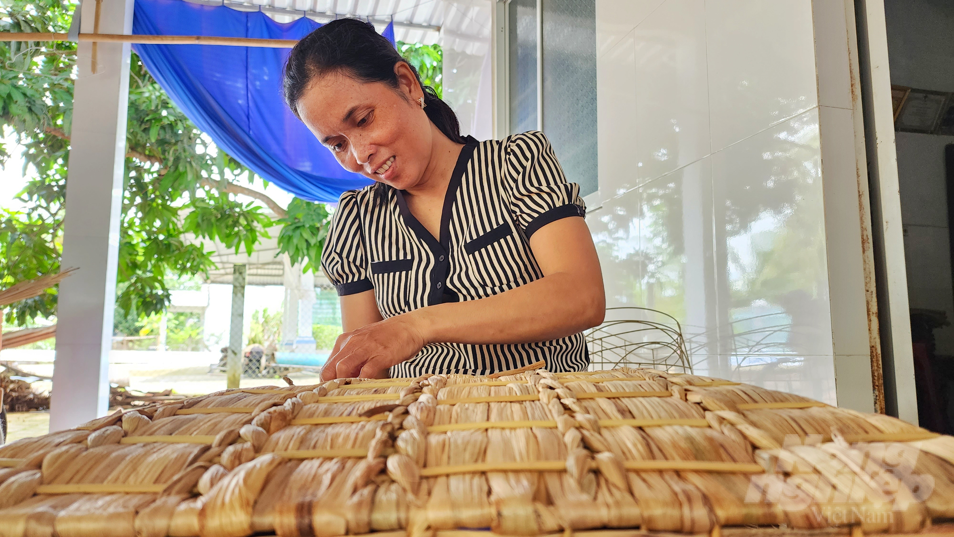 Ms. Son Thi Lang, Director of the Craft Village Cooperative in Co Do district, opened 2 vocational training classes on weaving water hyacinth products for many local rural workers. Photo: Kim Anh.