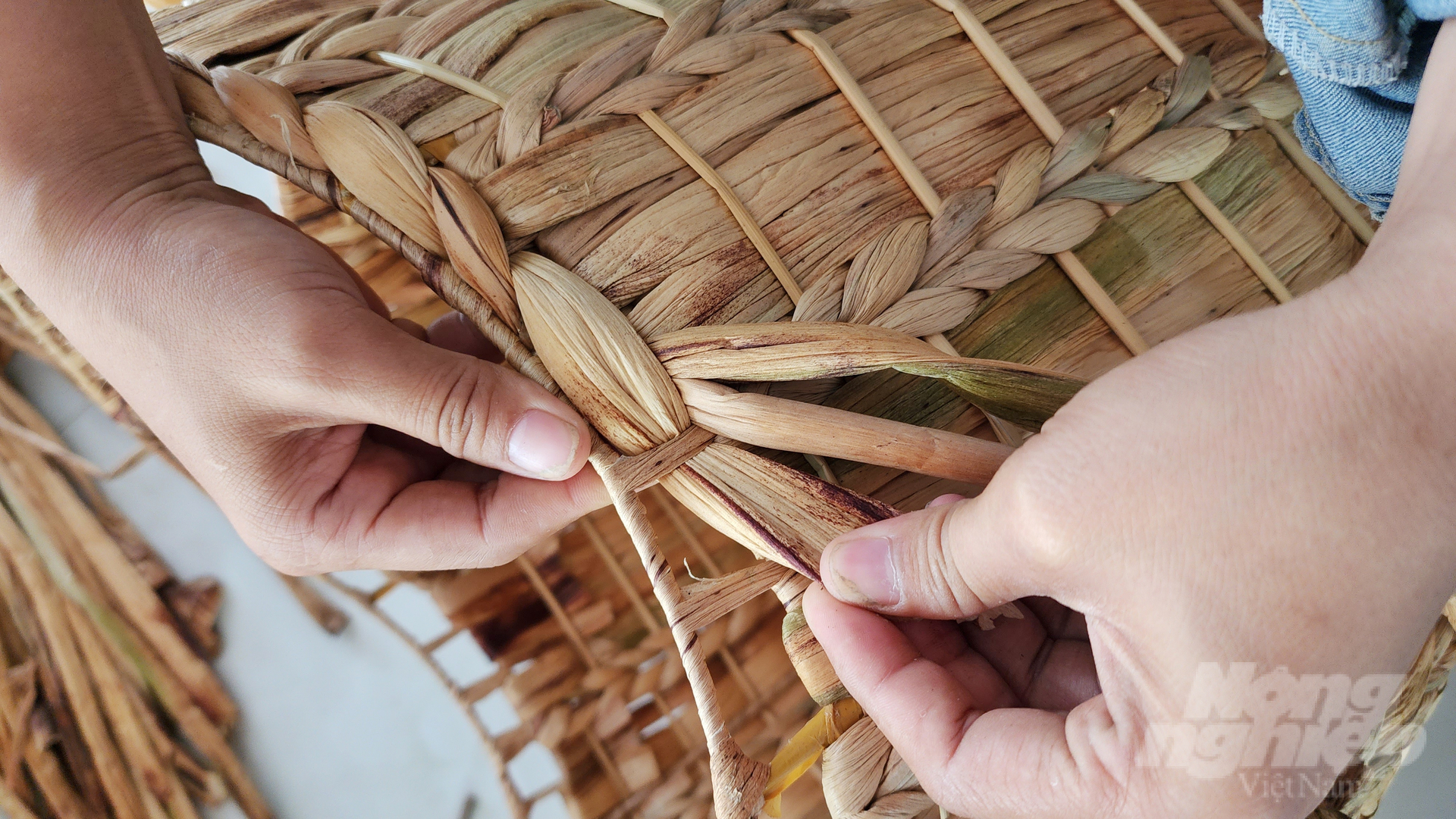 Knitting water hyacinth requires meticulousness and skill, on average, people can increase their income from VND 3.5 to 4 million each month. Photo: Kim Anh. 