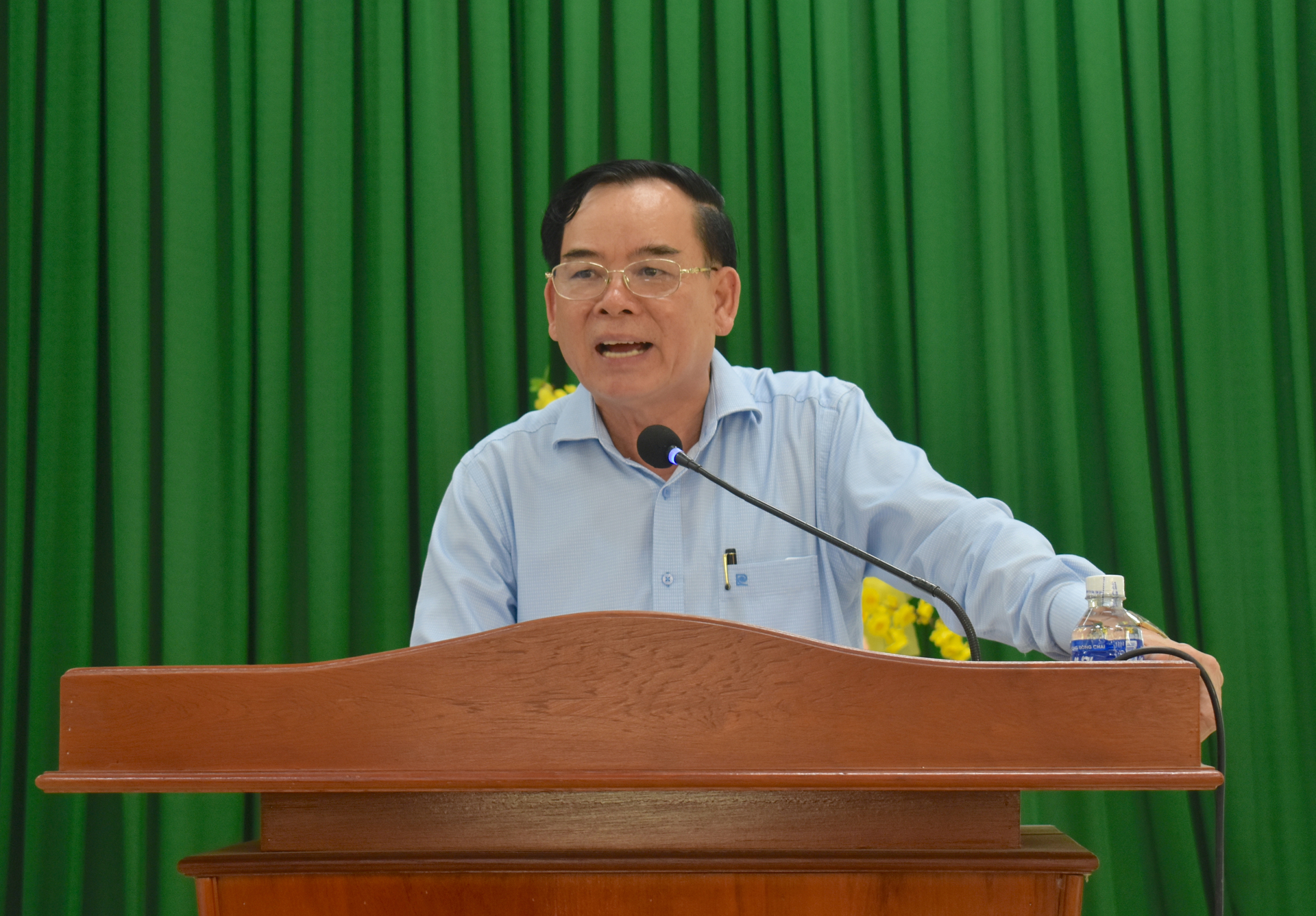 Chủ tịch UBND tỉnh Bến Tre Trần Ngọc Tam mong bà con nhân dân sinh sống gần khu vực phát sinh sự cố cố chia sẻ với những định hướng của tỉnh. Ảnh: Minh Đảm.