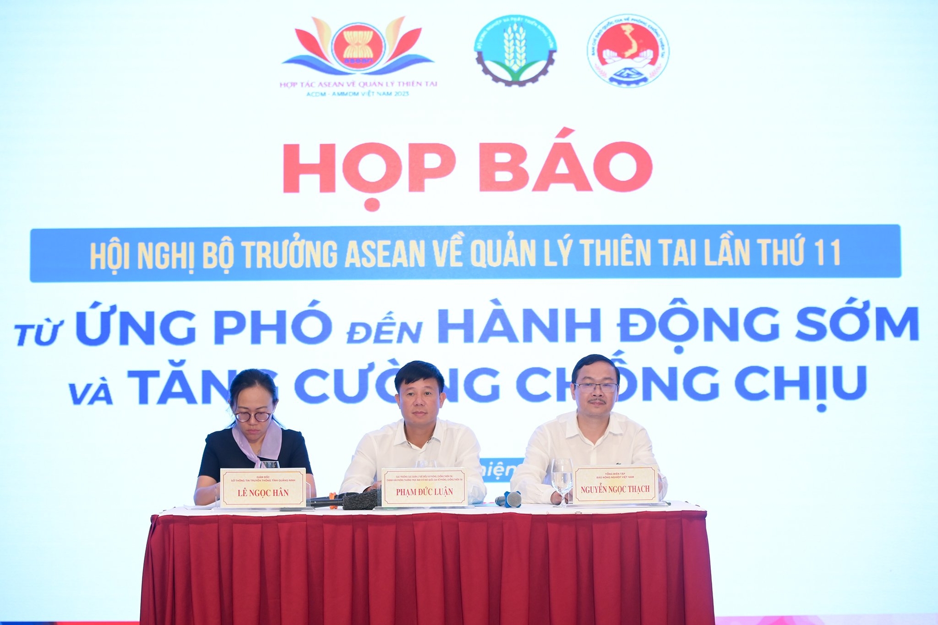 Ông Phạm Đức Luận, Cục trưởng Cục Quản lý đê điều và Phòng, chống thiên tai; ông Nguyễn Ngọc Thạch, Tổng Biên tập Báo Nông nghiệp Việt Nam và bà Lê Ngọc Hân, Giám đốc Sở TT-TT Quảng Ninh chủ trì phần hỏi đáp của họp báo.