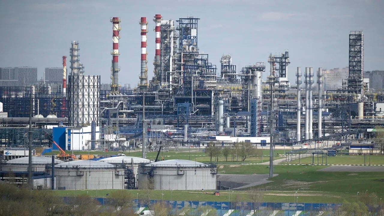 Nhà máy lọc dầu Gazprom Neft của Nga ở ngoại ô Moscow, hồi tháng 4/2022. Ảnh: AFP.