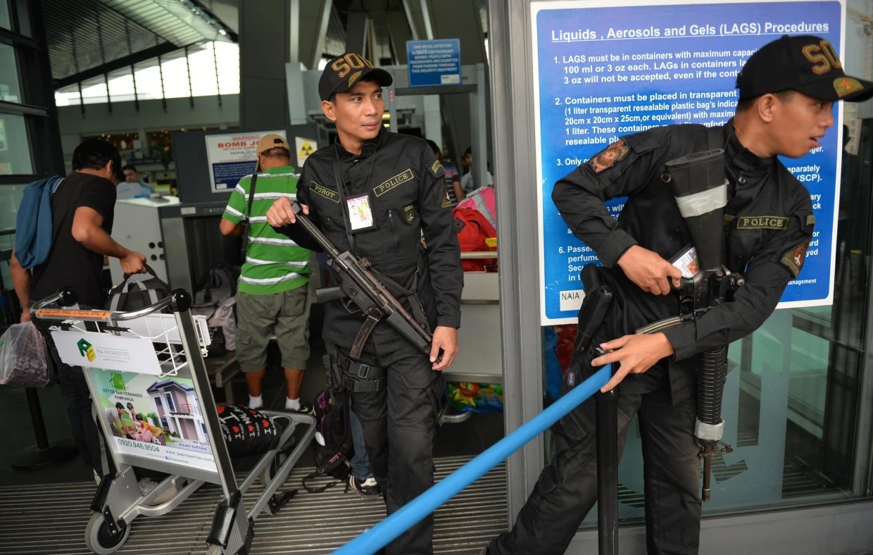 Cảnh sát được trang bị vũ khí tại khu vực nhà ga số 3 của Sân bay quốc tế Ninoy Aquino ở Manila. Ảnh: AFP.