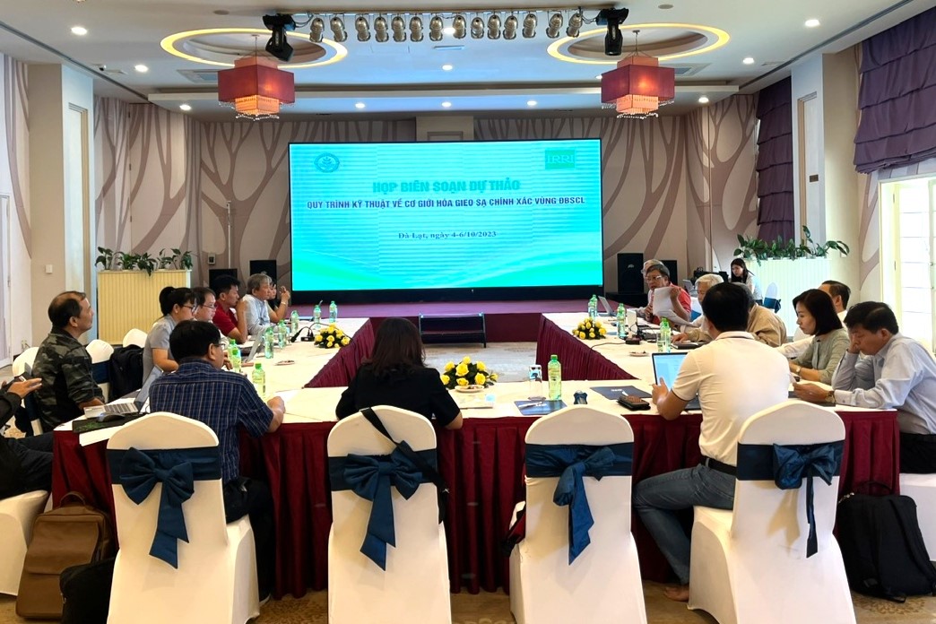 The meeting commented on the draft technical process for mechanizing precise sowing and reducing greenhouse gas emissions in rice production in the Mekong Delta.