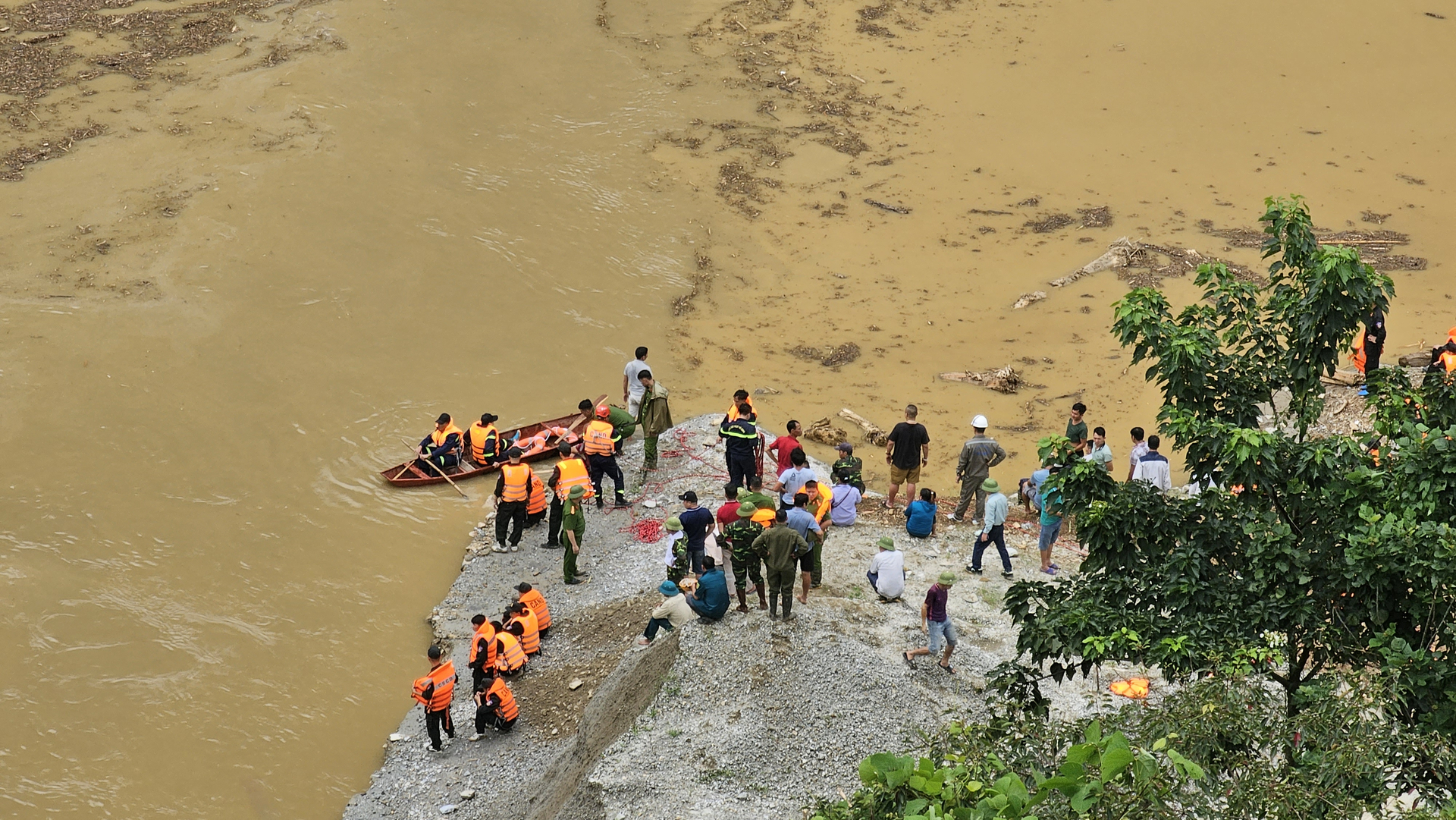 Công tác tìm kiếm nạn nhân được tỉnh Lào Cai triển khai tại hồ thủy điện. Ảnh: Hải Đăng.