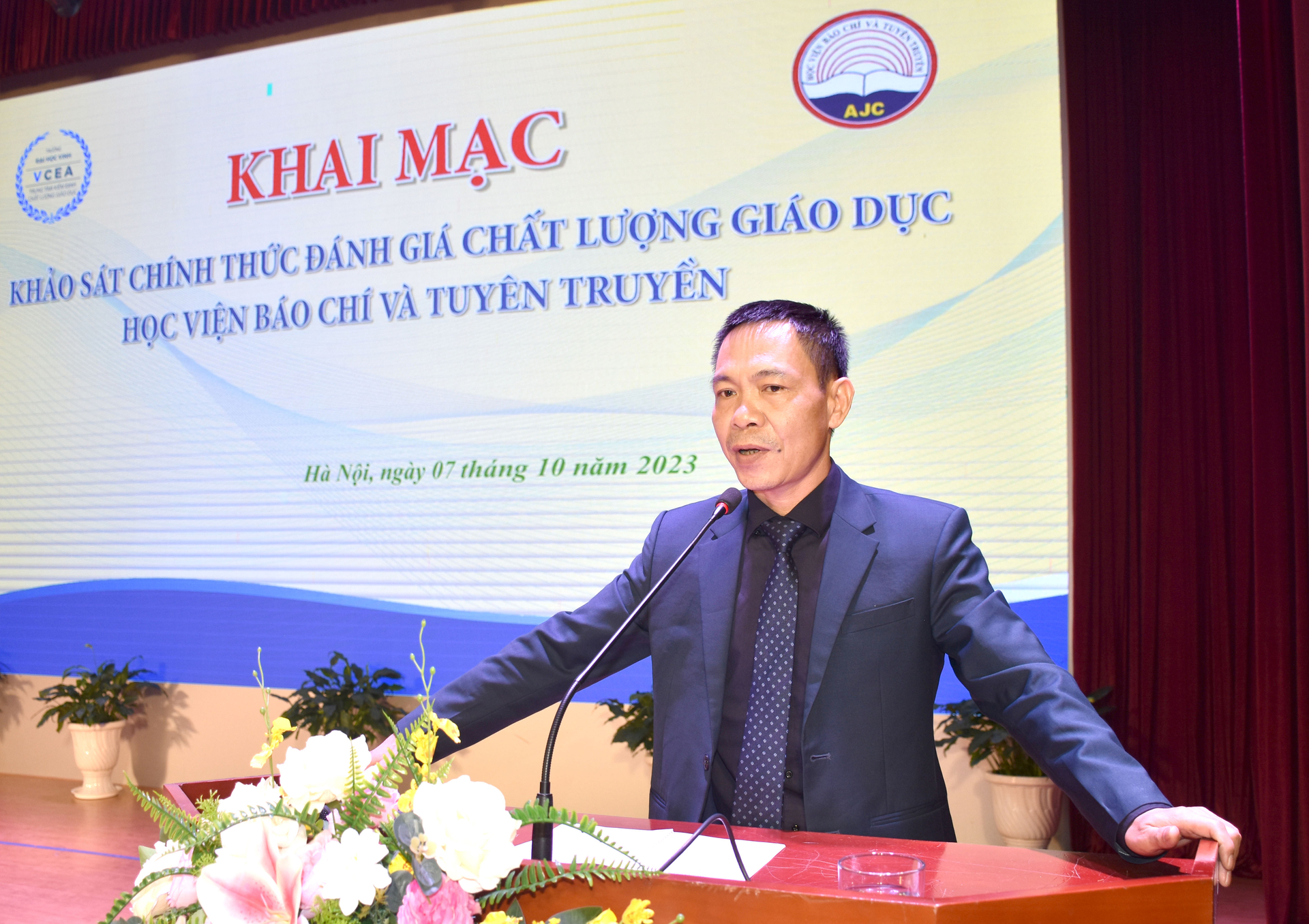 Tiến sĩ Nguyễn Đình Huy, Phó Giám đốc Trung tâm Kiểm định chất lượng giáo dục Đại học Vinh phát biểu khai mạc