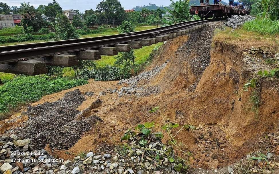 Tuyến đường sắt Hà Nội - Lào Cai phải tạm dừng hoạt động do sạt lở ta-luy âm đoạn qua huyện Văn Yên.