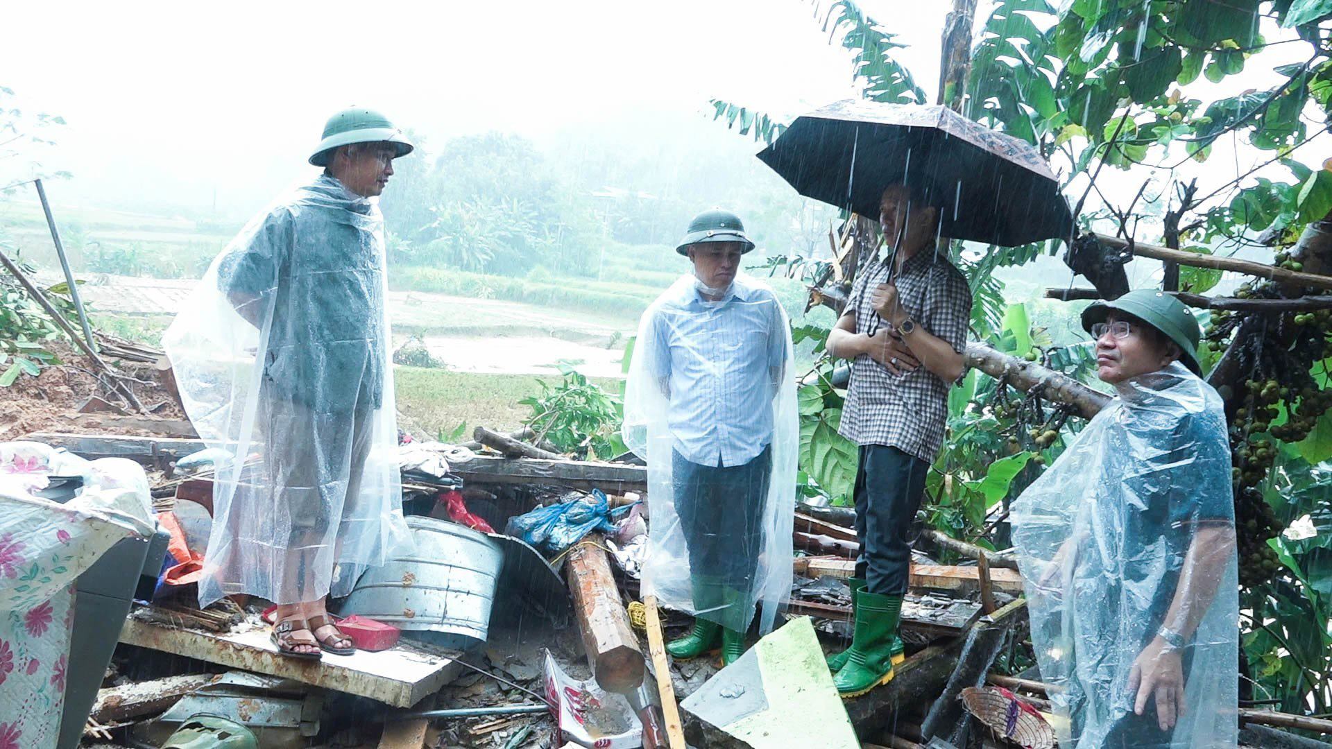 Khu vực sạt lở làm sập đổ nhà dân tại huyện Văn Yên khiến 2 người chết.