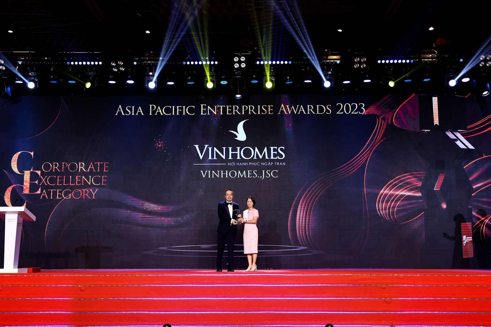 Bà Nguyễn Thu Hằng – Tổng giám đốc Công ty Cổ phần Vinhomes nhận giải thưởng.