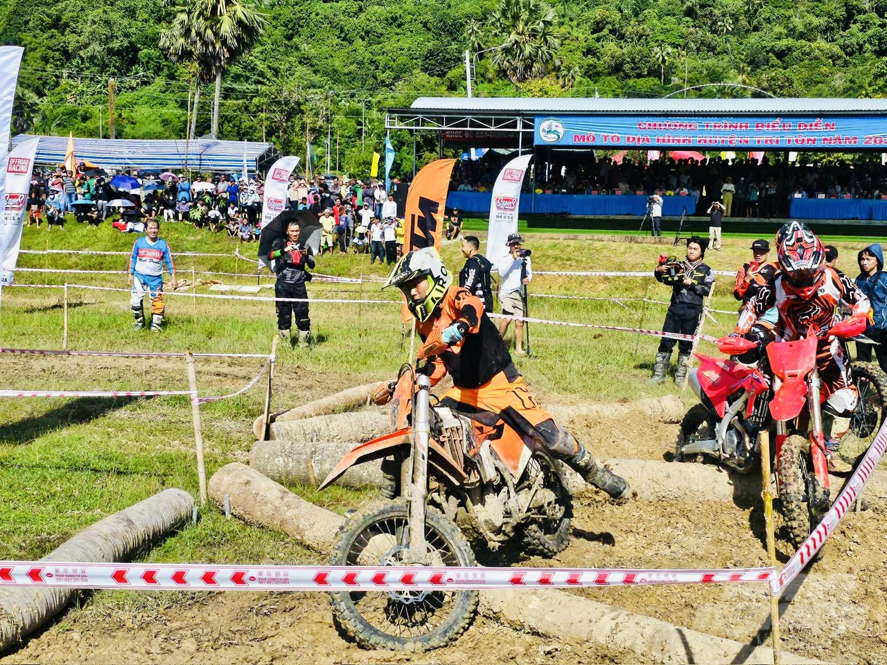 Sự kiện thể thao này nhằm tạo thêm sân chơi mới lạ, phục vụ nhu cầu vui chơi giải trí của người dân trong và ngoài huyện; chào đón lễ Sene Dolta của đồng bào dân tộc thiểu số Khmer. Ảnh: Lê Hoàng Vũ.