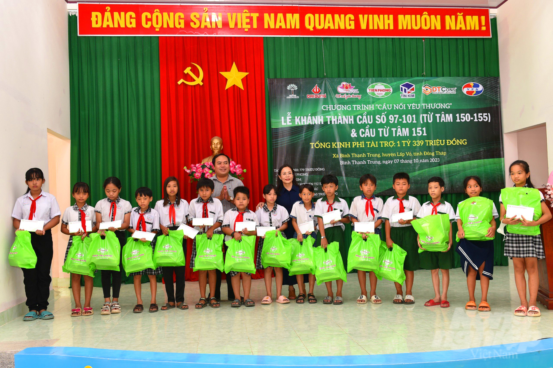 Chương trình 'Cầu nối yêu thương' trao tặng 30 học bổng cho các em học sinh. Ảnh: Lê Hoàng Vũ.