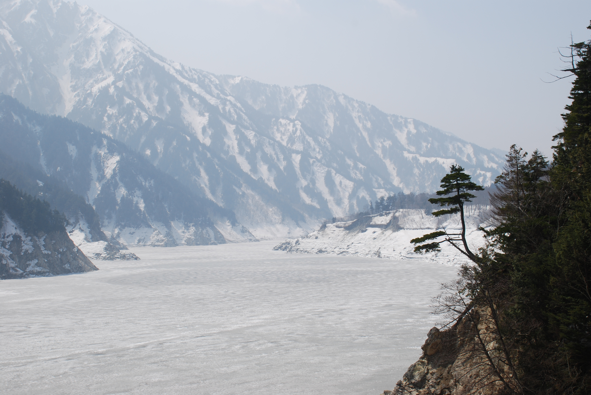 Mùa đông khắc nghiệt ở Nhật, nhiều hồ nước cũng bị đóng băng. Ảnh: Dương Đình Tường.