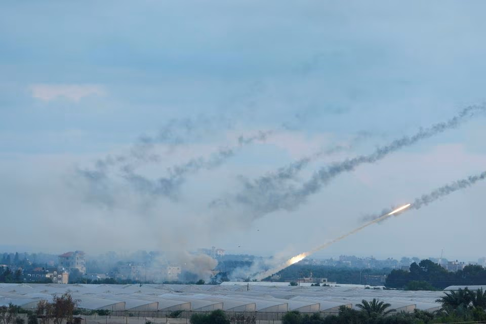 Lực lượng Hamas từ thành phố Gaza bắn hơn 5.000 quả tên lửa vào Israel ngày 7/10. Ảnh: Reuters.
