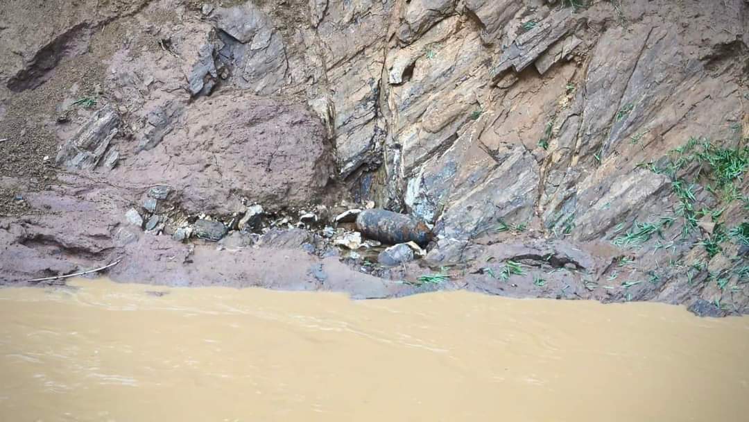 Quả bom được người dân phát hiện nằm ở bên bờ suối, cách cầu đường sắt ở xã Yên Thái (Văn Yên) khoảng 70m.