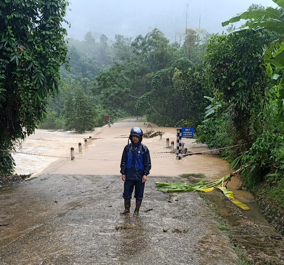 Ghi nhận tại huyện Võ Nhai, người dân không di chuyển được qua một số tuyến đường do nước lũ đổ về quá lớn. Ảnh: Quang Linh.