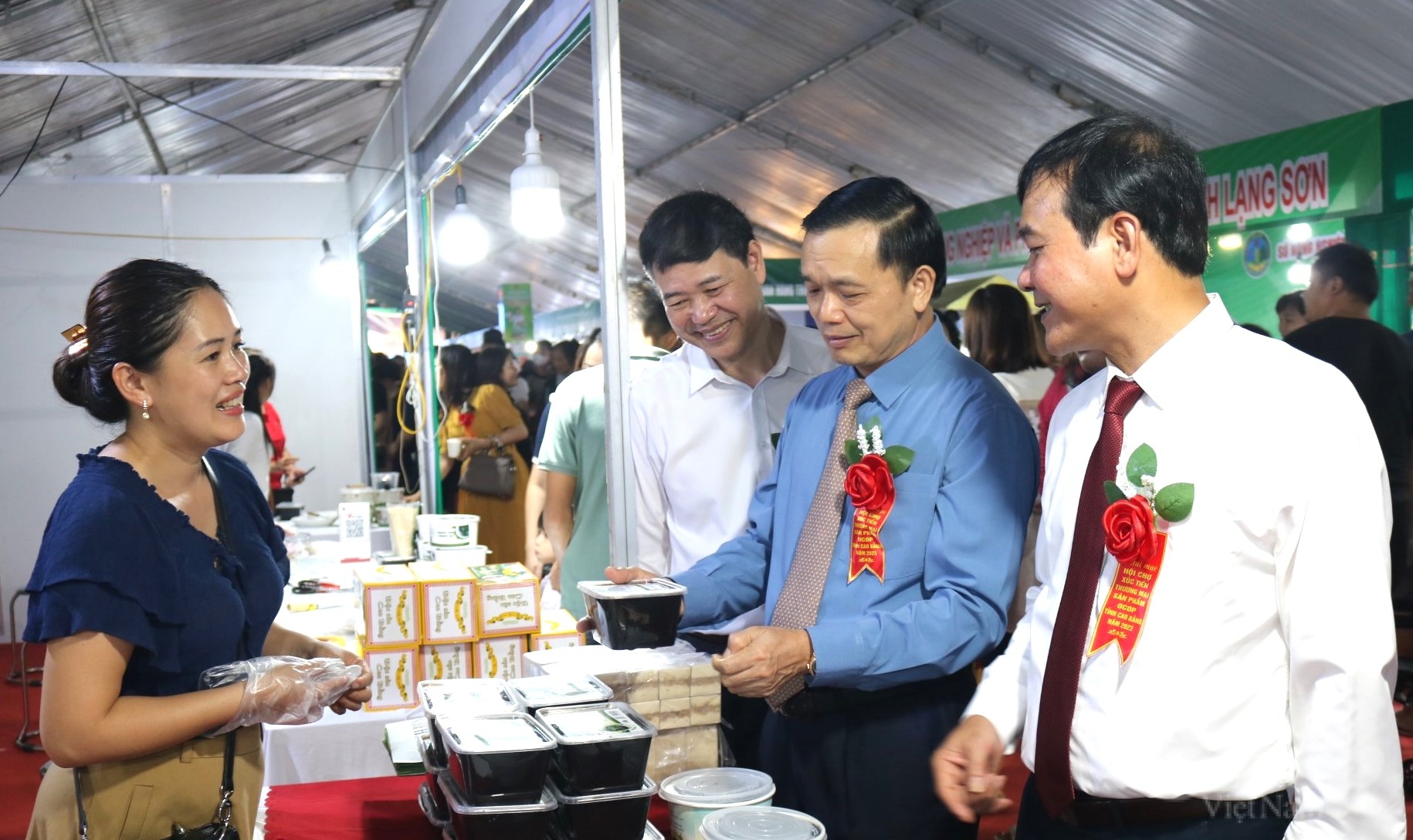 Các đại biểu tham quan gian hàng tại Hội chợ xúc tiến thương mại sản phẩm OCOP tỉnh Cao Bằng năm 2023. Ảnh: Nông Hậu.